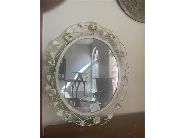 ~/upload/Lots/51237/7pfowoincfpf6/Lot 014 X2 Wrought iron framed mirror 50 x 60cm_t600x450.jpg